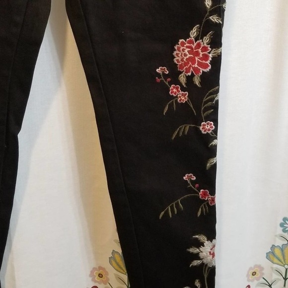 𝅺New black embroidered floral jeans high rise‎ size 12 - Picture 4 of 6